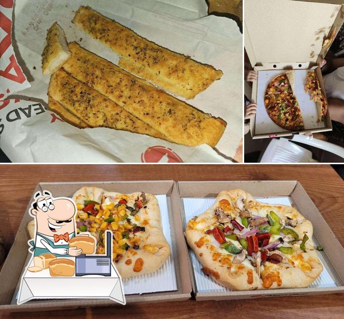 Garlic bread at Pizza Hut Dapodi, Pune