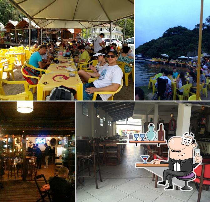 Sente em uma das mesas no Bar do Boni