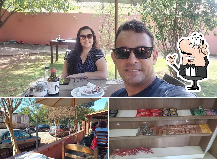 Sente em uma das mesas no Restaurante Paulino