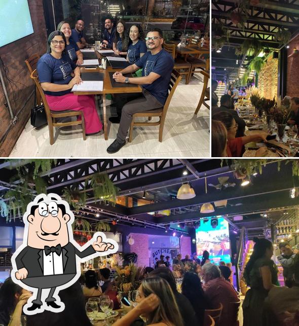 Sente em uma das mesas no Território Steakhouse - Gastrobar, Restaurante E Churrascaria