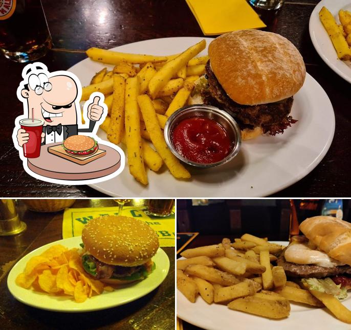 Ordina un hamburger a Mr. Pickwick Pub Bern