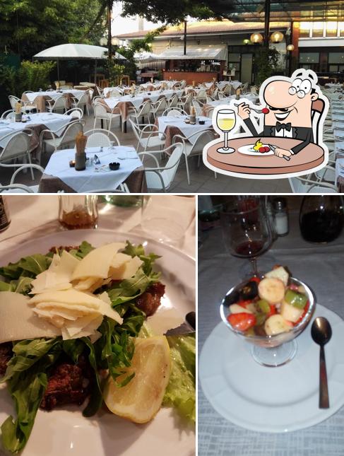 Tra le varie cose da Ristorante Villa Dei Glicini si possono trovare la cibo e interni