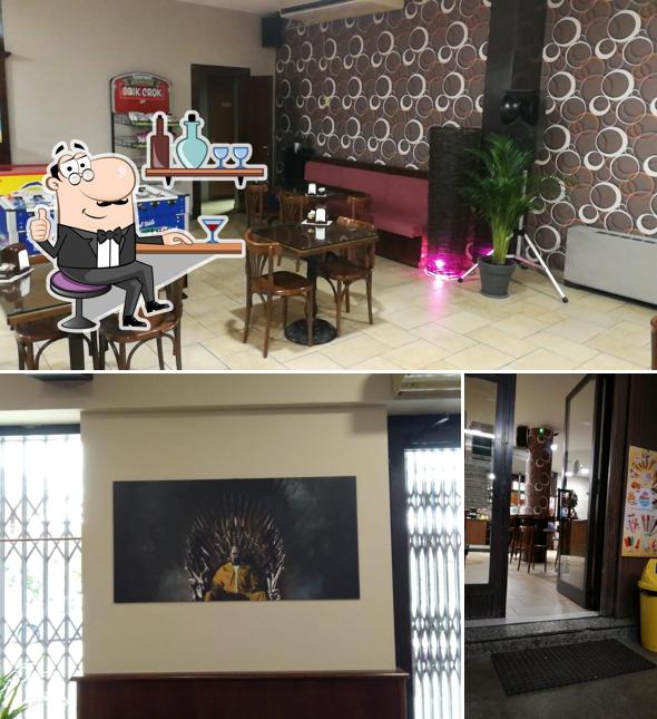 Siediti a un tavolo di Bar Week End