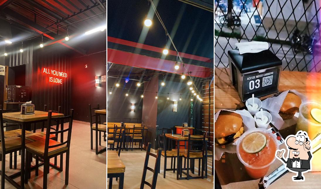 Sente em uma das mesas no Brayan Burger Maraponga