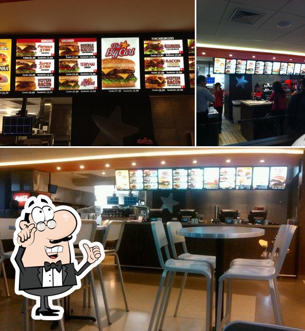 Sente em uma das mesas no Carl's Jr