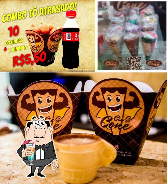 Tome uma bebida do menu