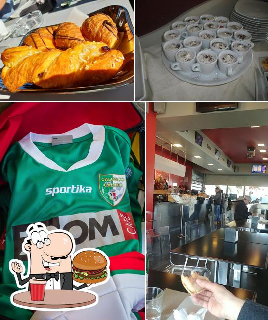 Ordina un hamburger a Zoom Cafè