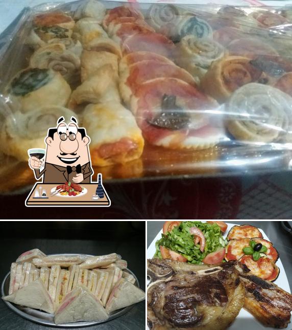 Piatti di carne vengono serviti a Ristocafé