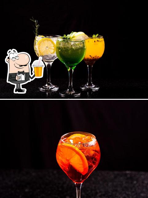 Desfrute de um drinque no Mezza Gastrobar