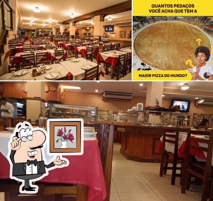 Sente em uma das mesas no Moraes Pizzeria and Steakhouse