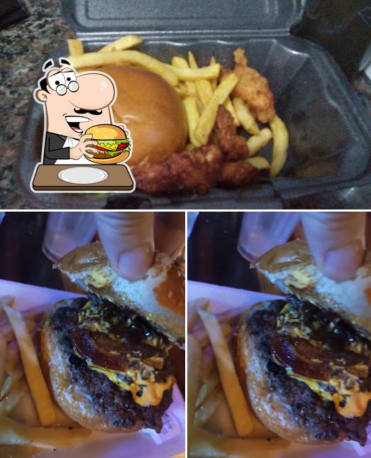 Peça um hambúrguer no The Shrimp & Bull Food Truck