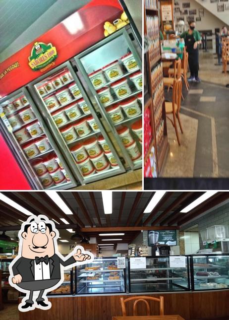 Sente em uma das mesas no Palatos