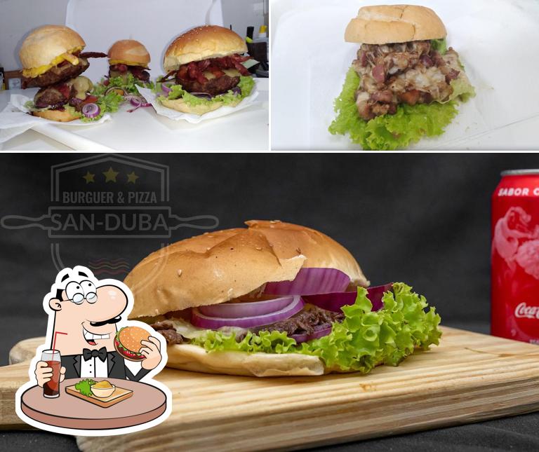 Deguste um dos hambúrgueres servidos no Komilão Pizzas e lanches Bom Retiro