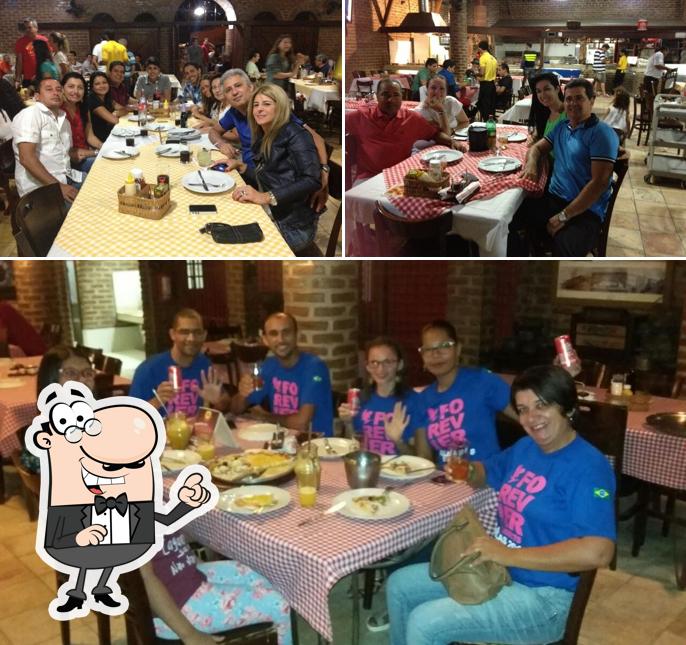 Sente em uma das mesas no Alforria Pizzaria