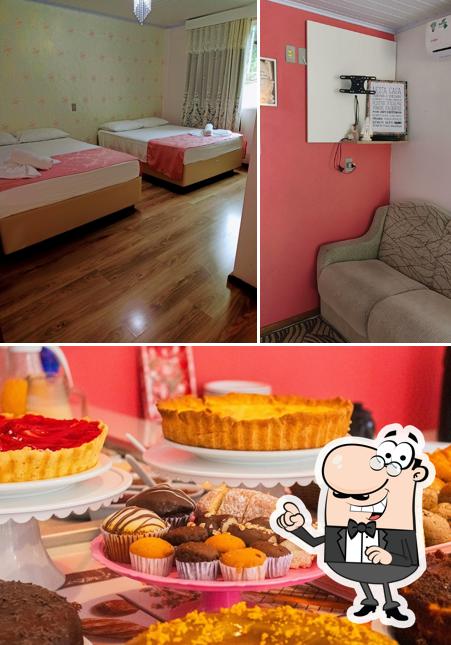 Confira a foto apresentando interior e comida no Pousada Recanto Vó Eni