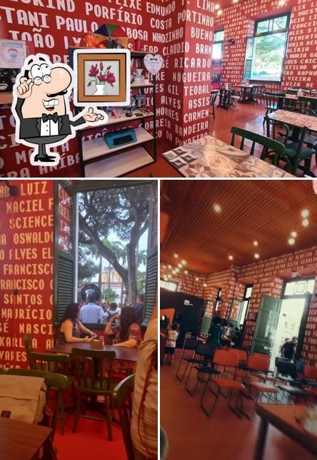 O interior do Aurora Café