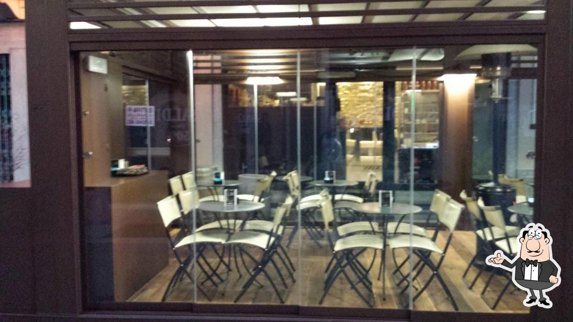 Siediti a un tavolo di Hard Cafè