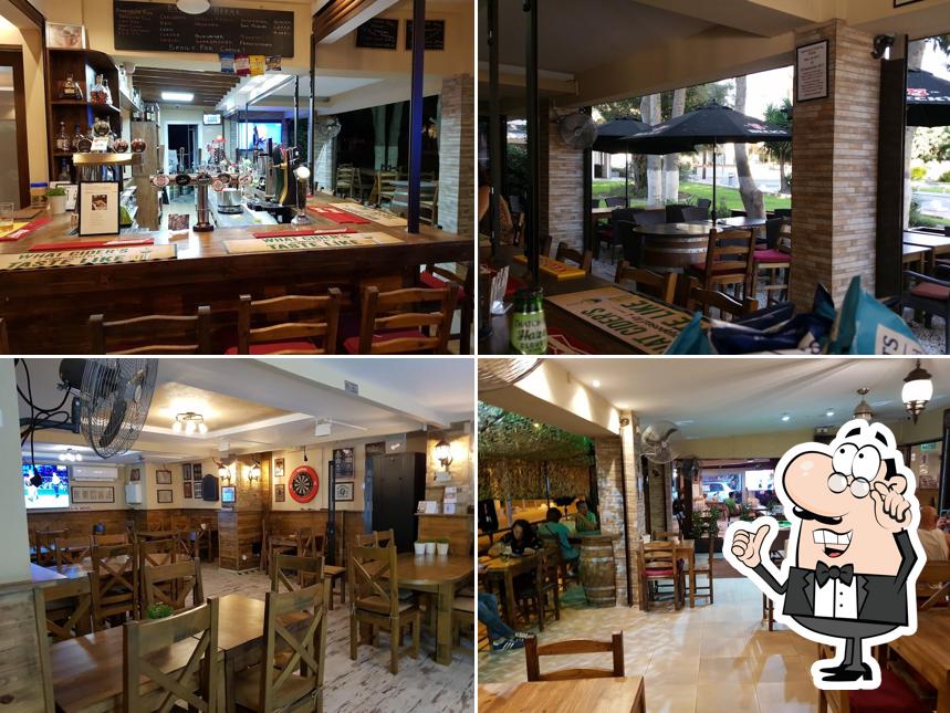 Installez-vous à l'une des tables de The Hogshead Pub