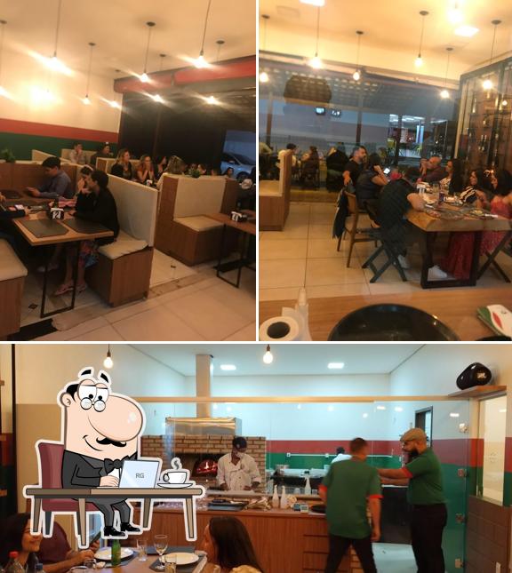 O interior do Brazziliano Pizzaria