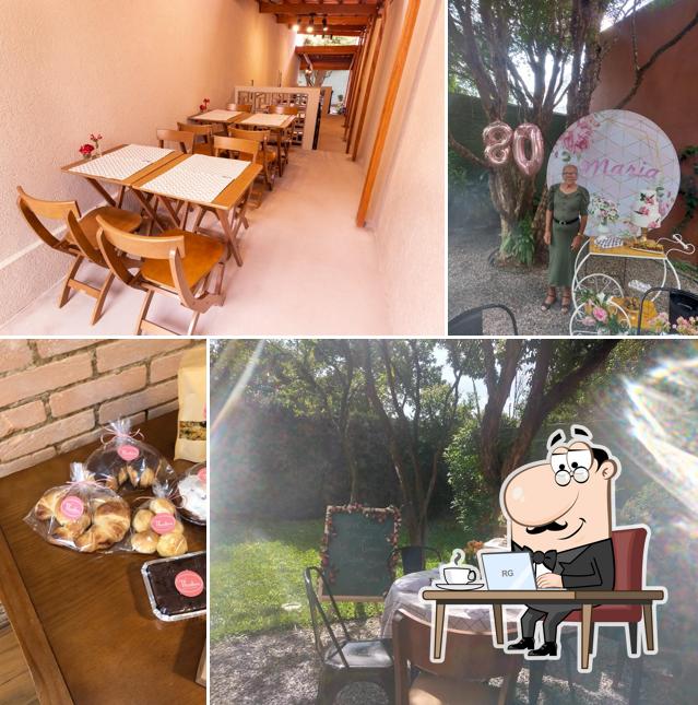 Sente em uma das mesas no Theodora Cozinha Artesanal