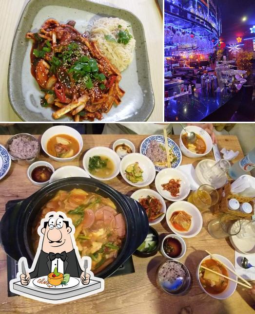 A comida e exterior do restaurante