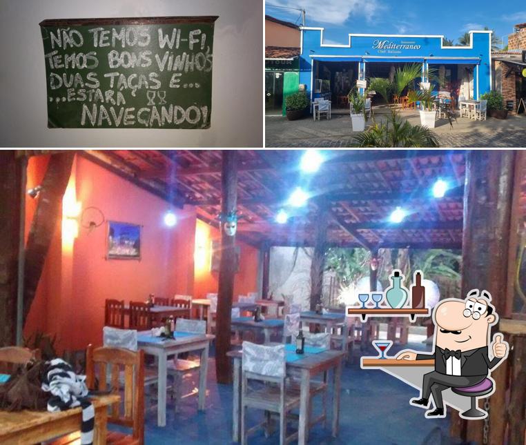 O Restaurante Mediterrâneo - ITACARÉ se destaca pelo interior e quadro-negro