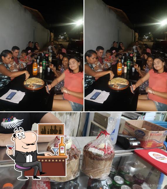 Entre diversos coisas, balcão de bar e bolo podem ser encontrados a Bella Massa Pizzaria Restaurante - Refeição Açaí Caldo Sanduíches Cremes Rodízio de Pizza toda Quarta-feira