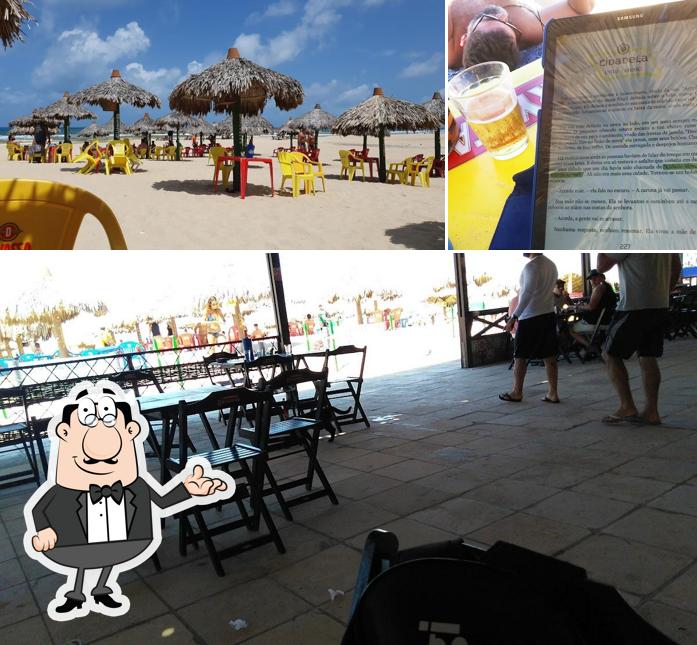 Sente em uma das mesas no Barraca de Praia Cabumba