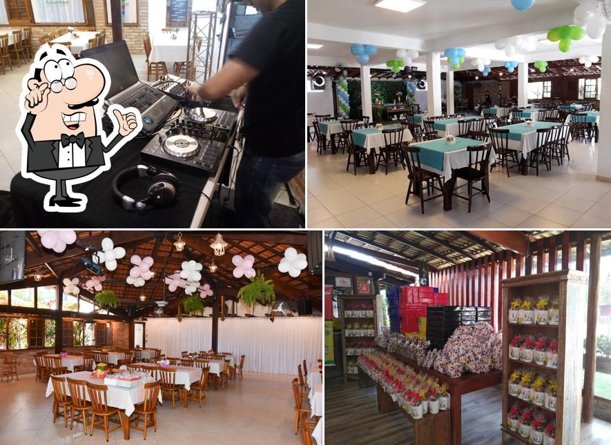 Sente em uma das mesas no Adventree Buffet e Eventos