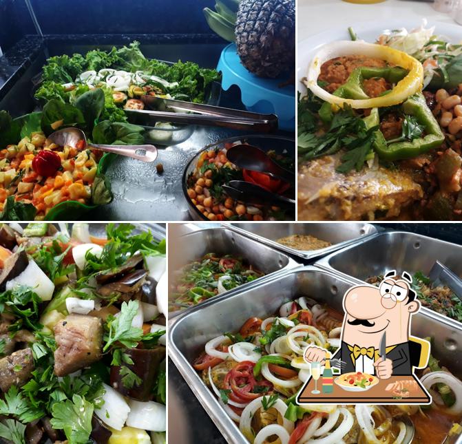 Comida em Restaurante Tropicália