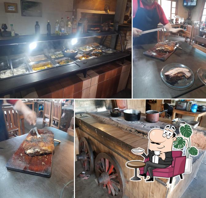 Sente em uma das mesas no Costelaria e Assados Cabral Tropeiro Velho