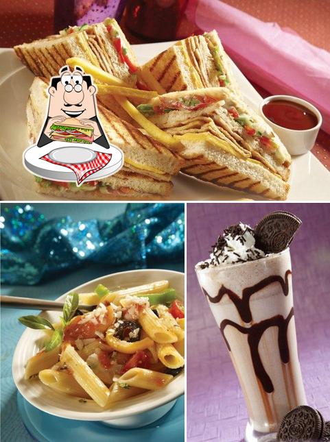 Club sandwich at Snax.com