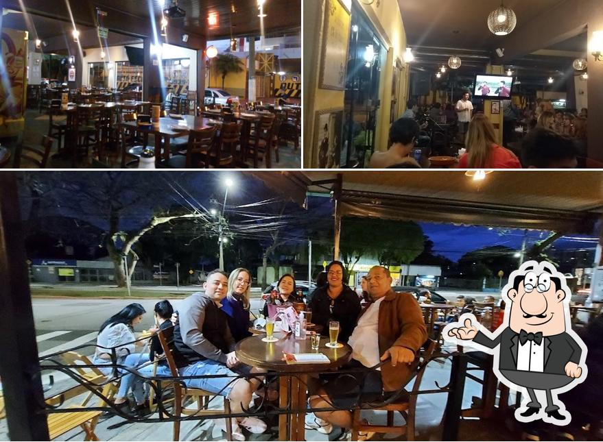 Sente em uma das mesas no Bar Chaparral Boteco