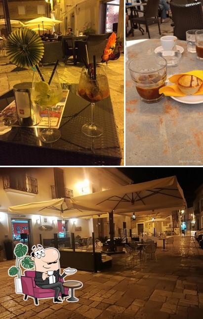 Siediti a un tavolo di Caffè dell'Orologio