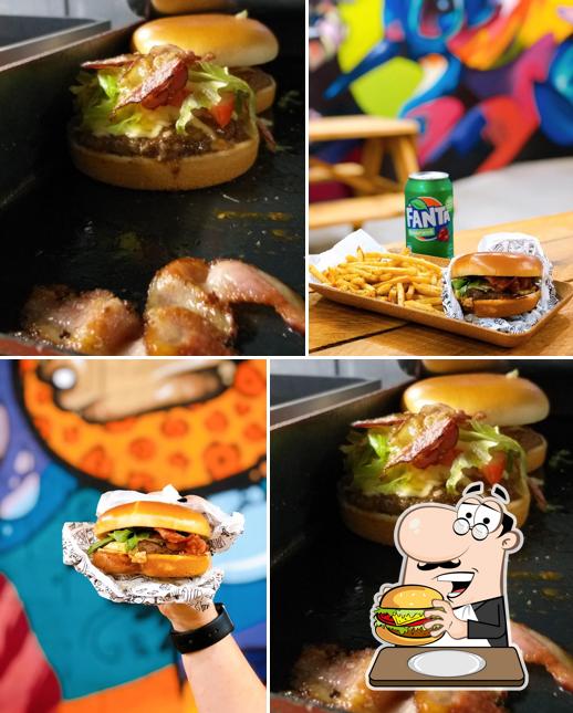 Deguste um dos hambúrgueres servidos no Revolution Burguer & Chopp - Jundiaí