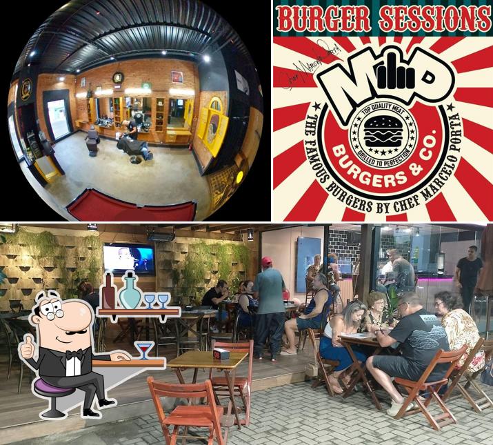 Sente em uma das mesas no Burger Sessions