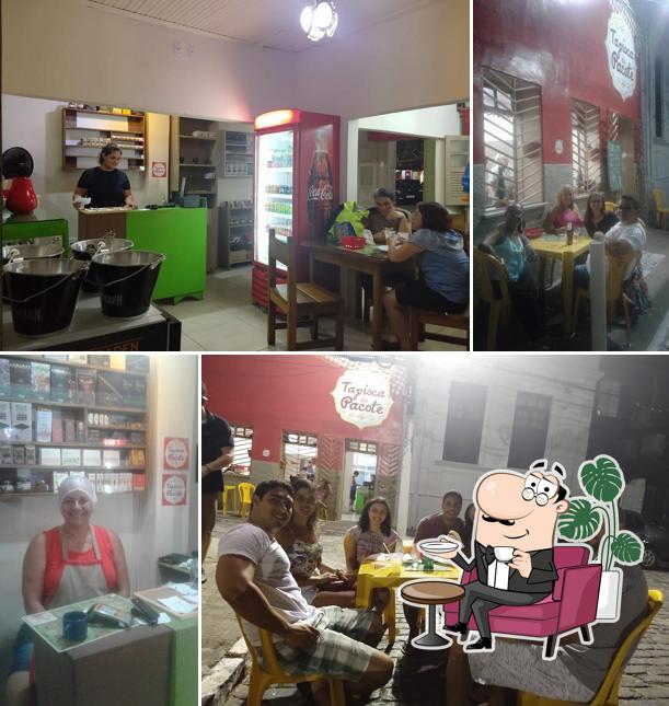 Sente em uma das mesas no Tapioca do Pacote