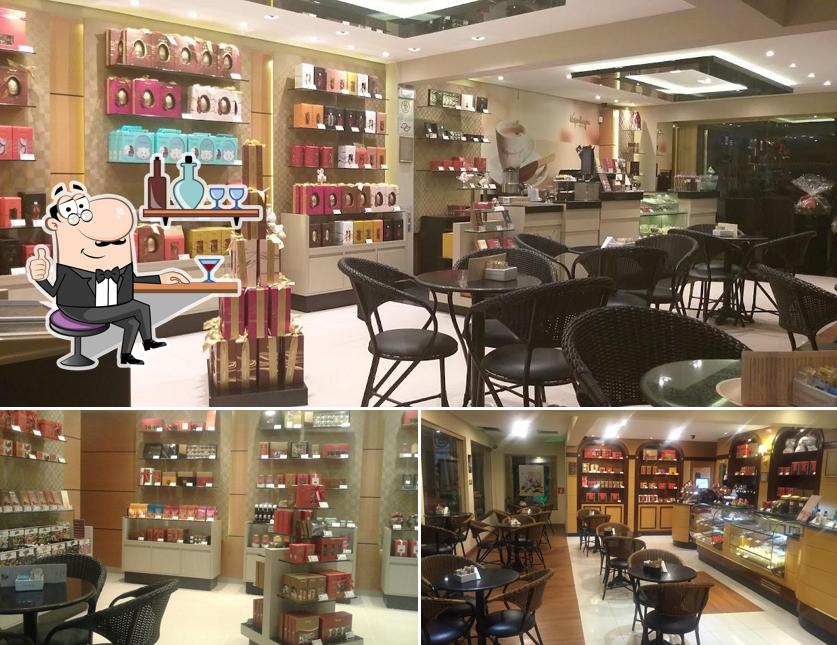 Sente em uma das mesas no Kopenhagen - São Bernardo