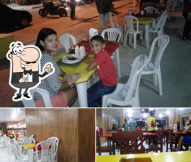 Sente em uma das mesas no Sandubaria Del Lanches