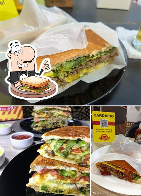 O Confraria do X - "Especialista em Prensados" serve sanduíches e outras refeições de almoço