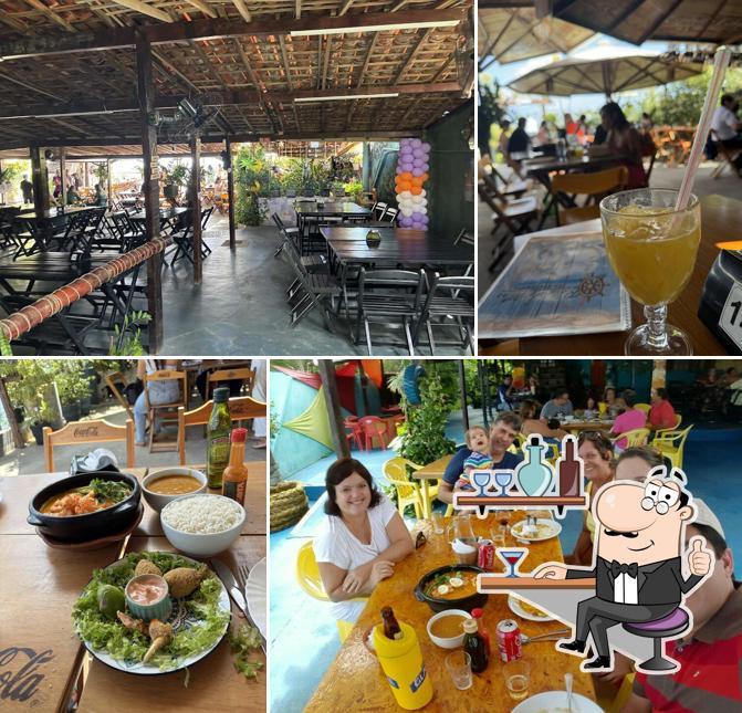 Sente em uma das mesas no Restaurante Rota do Mar