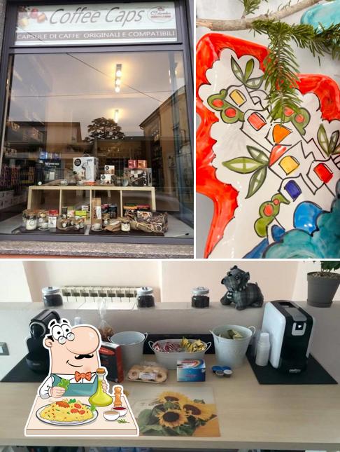 Questa è la foto che mostra la cibo e interni di Coffee Caps