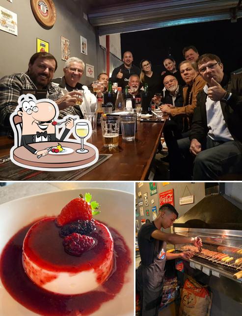 Entre diferentes coisas, comida e mesa de jantar podem ser encontrados no Casavéia Bebidas E Espetos