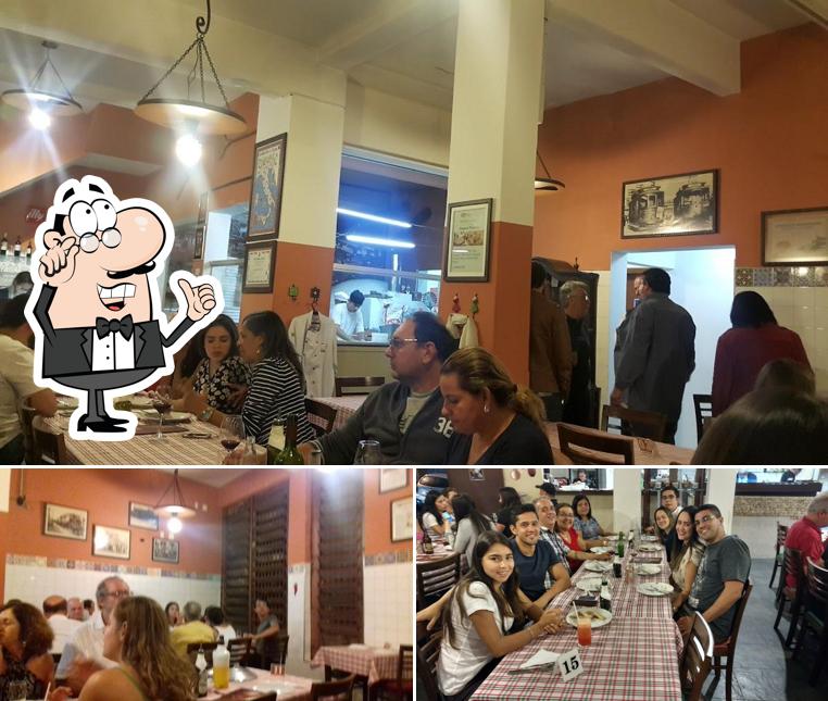 Sente em uma das mesas no Vituccio Pizzeria