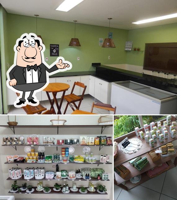 Sente em uma das mesas no Raízes Veg