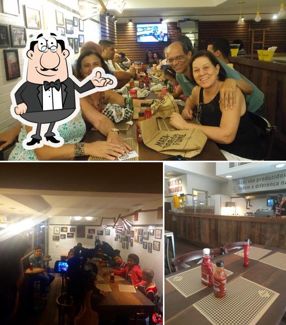 Sente em uma das mesas no T.T. Burger Olegário