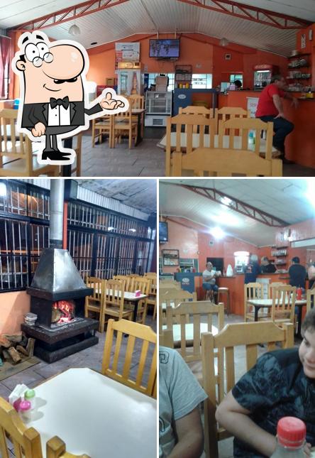 Sente em uma das mesas no Dom Quixote Lanches