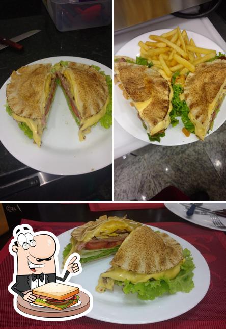 Coma um sanduíche no Lanchonete Bora Bora