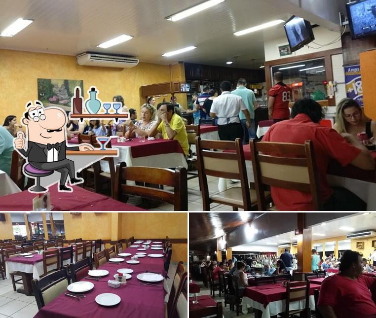 Sente em uma das mesas no Churrascaria Zebu