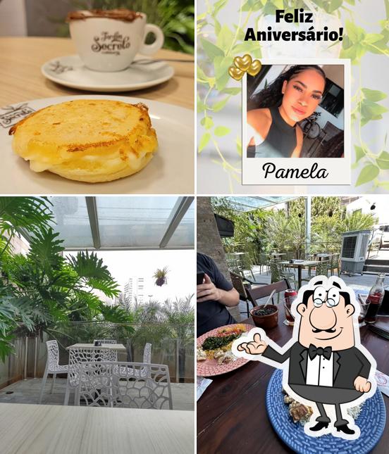 Entre diversos coisas, interior e bebida podem ser encontrados a Jardim Secreto Cafeteria